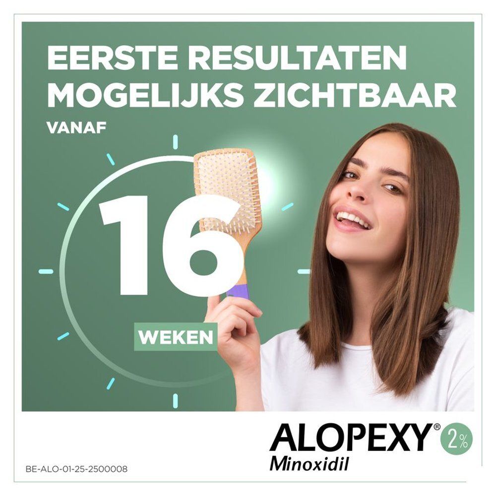 Vrouw met haarborstel. Alopexy 2 % en Minoxidil. Resultaten mogelijk zichtbaar na 16 weken.
