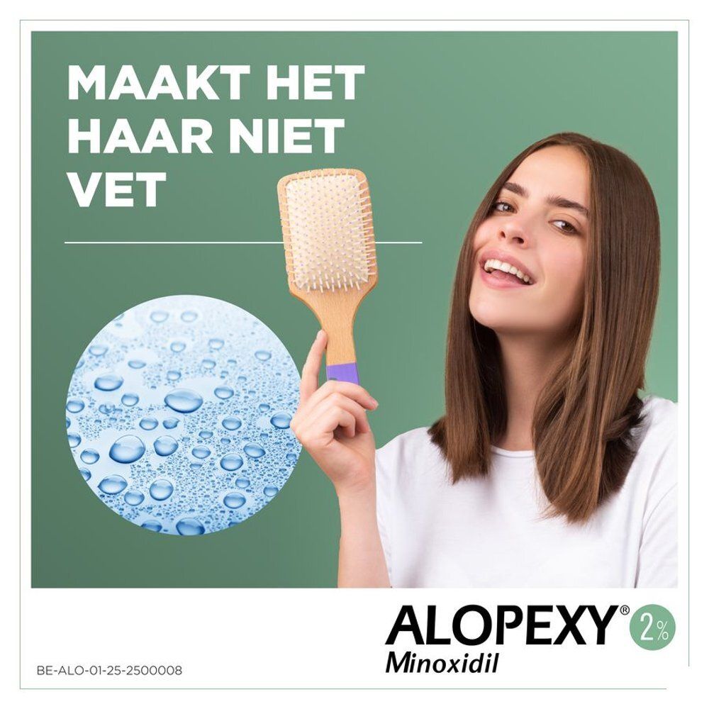 Vrouw met haarborstel. Alopexy 2 % en Minoxidil. Maakt het haar niet vet.