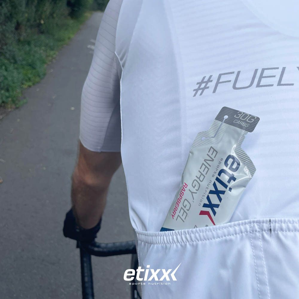 Personne en maillot de cyclisme. Sachet de gel dans la poche. Avec logo Etixx.