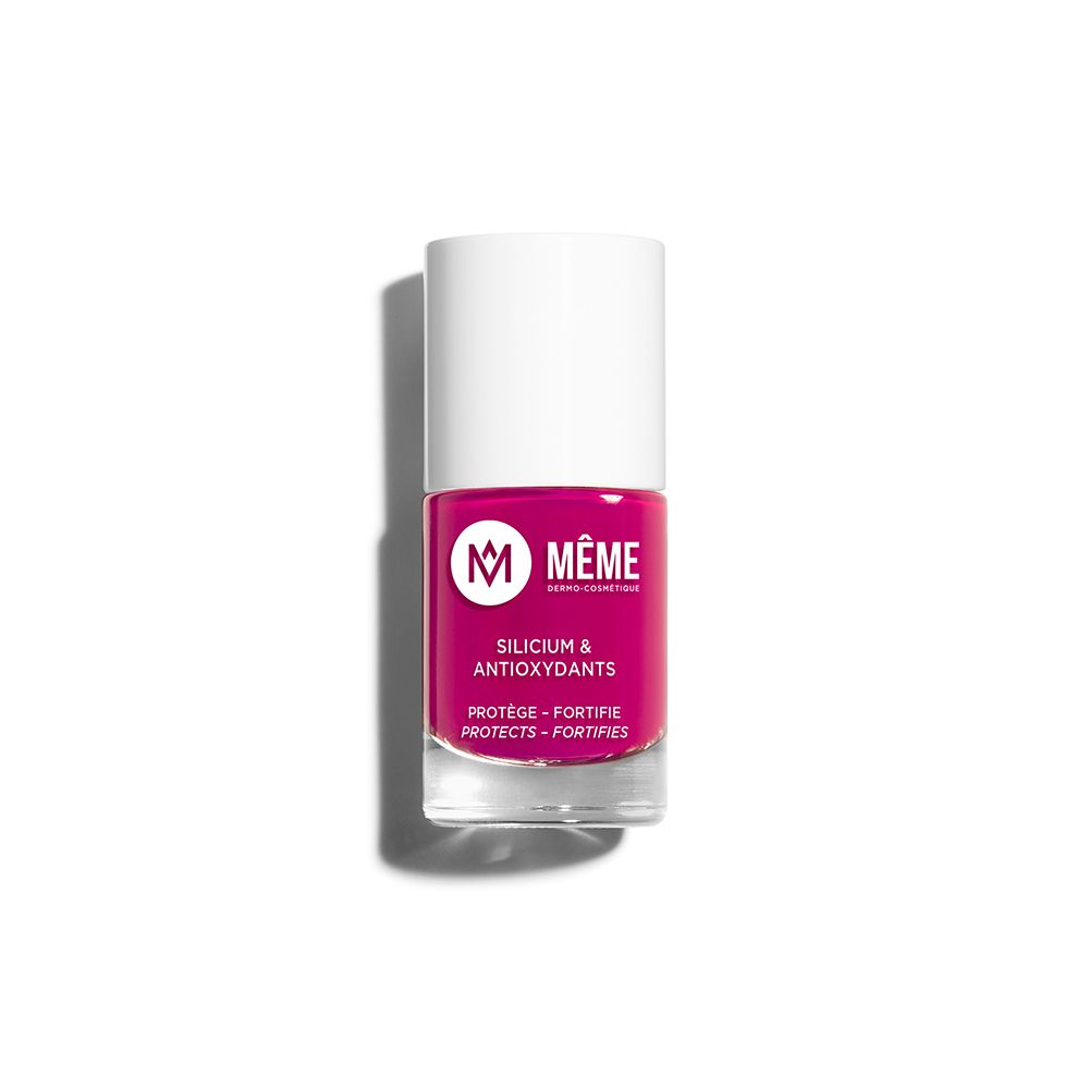 Nagellakflesje met witte dop. Op het flesje staat "MÊME" en "Silicium & Antioxidants".