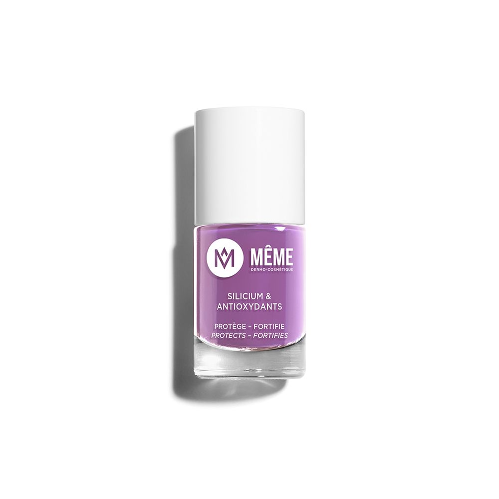 Flacon de vernis à ongles lilas. Bouchon blanc. Inscription : MÊME, Silicium & Antioxydants.