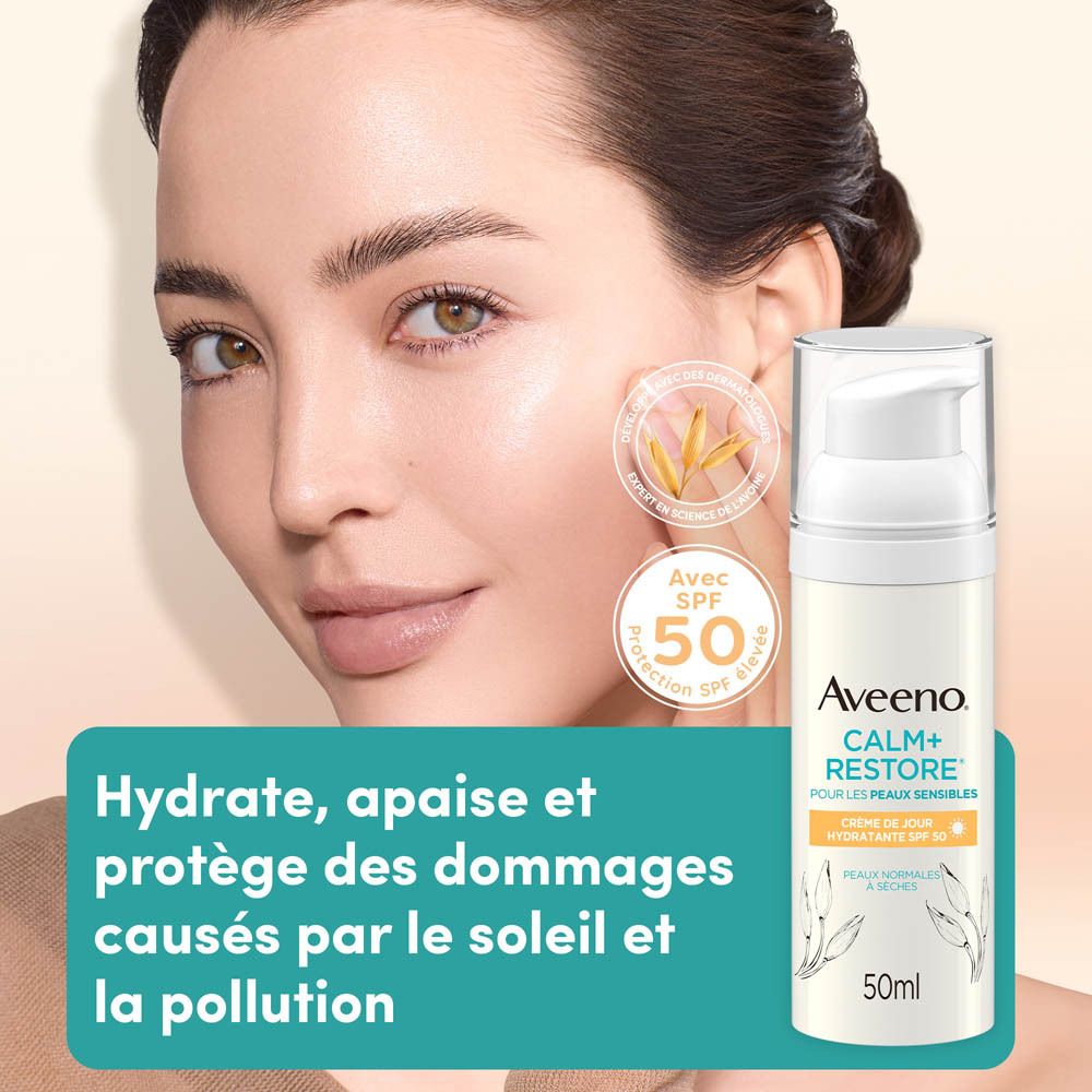 Femme avec Aveeno Calm+Restore. Flacon avec SPF 50. Texte: Hydrate, apaise et protège.