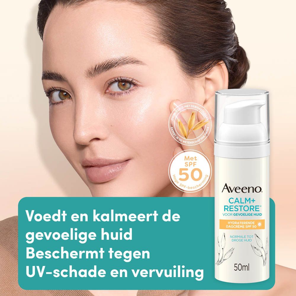 Vrouw met Aveeno Calm+Restore. Fles met SPF 50. Tekst: Voedt en kalmeert de gevoelige huid.