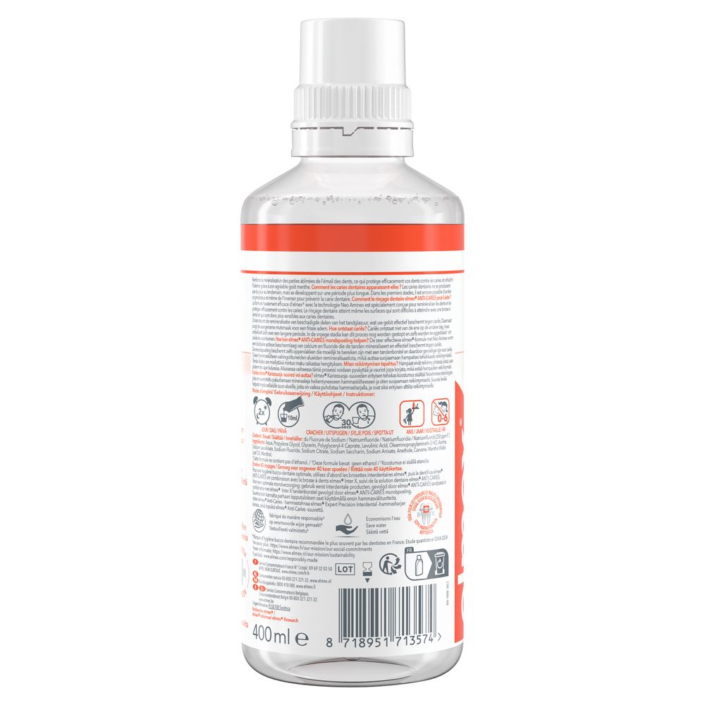 Achterkant van een mondspoelfles. Tekst in meerdere talen, witte dop, oranje etiket.