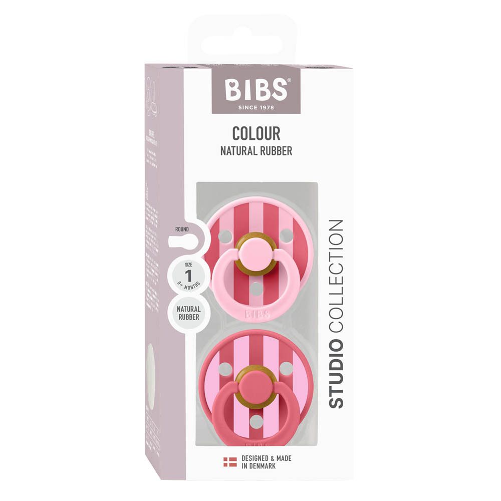 Verpakking met twee fopspenen. BIBS-logo, 'Colour Natural Rubber'. Venster met roze gestreepte fopspenen.