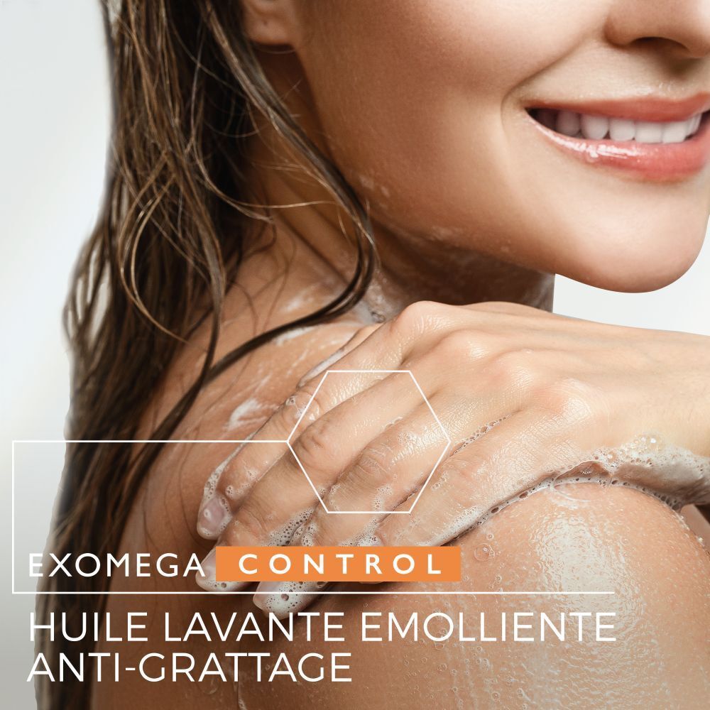 Femme se lavant avec A-Derma EXOMEGA Control Huile lavante. Inscription : anti-grattage.