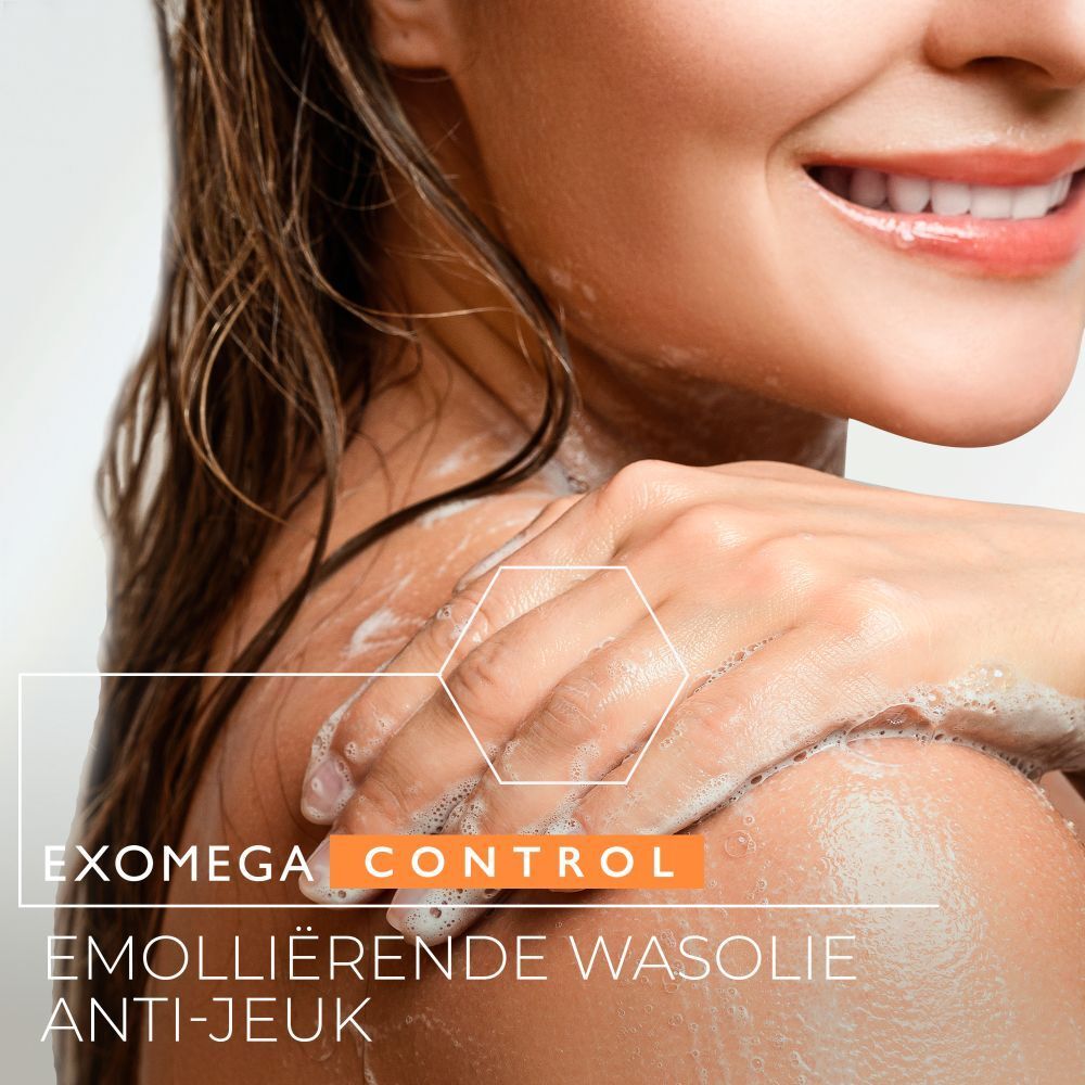 Vrouw wast zich met A-Derma EXOMEGA Control wasolie. Opschrift: anti-jeuk.