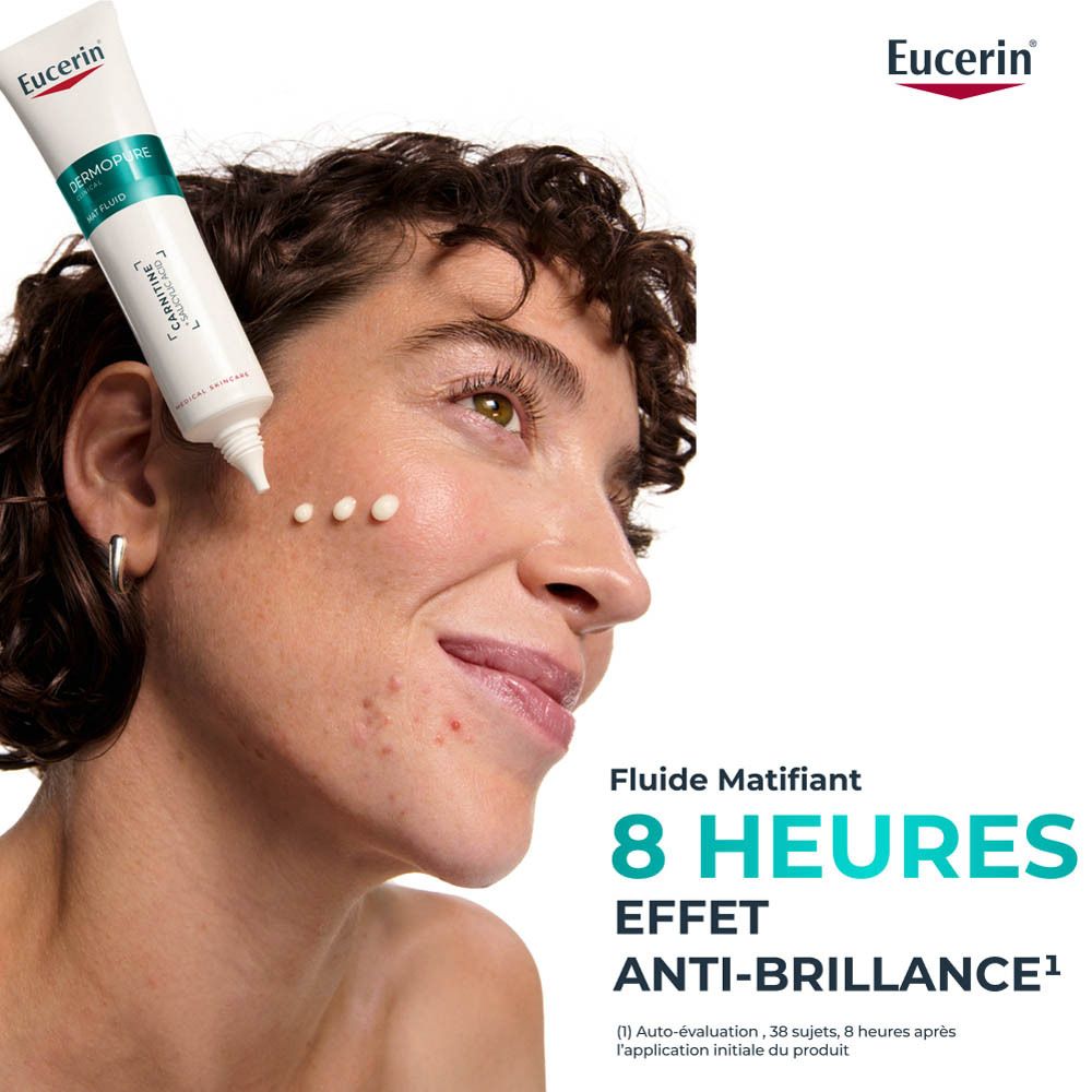 Femme avec Eucerin Dermopure Clinical Mat Fluid. Application du produit.