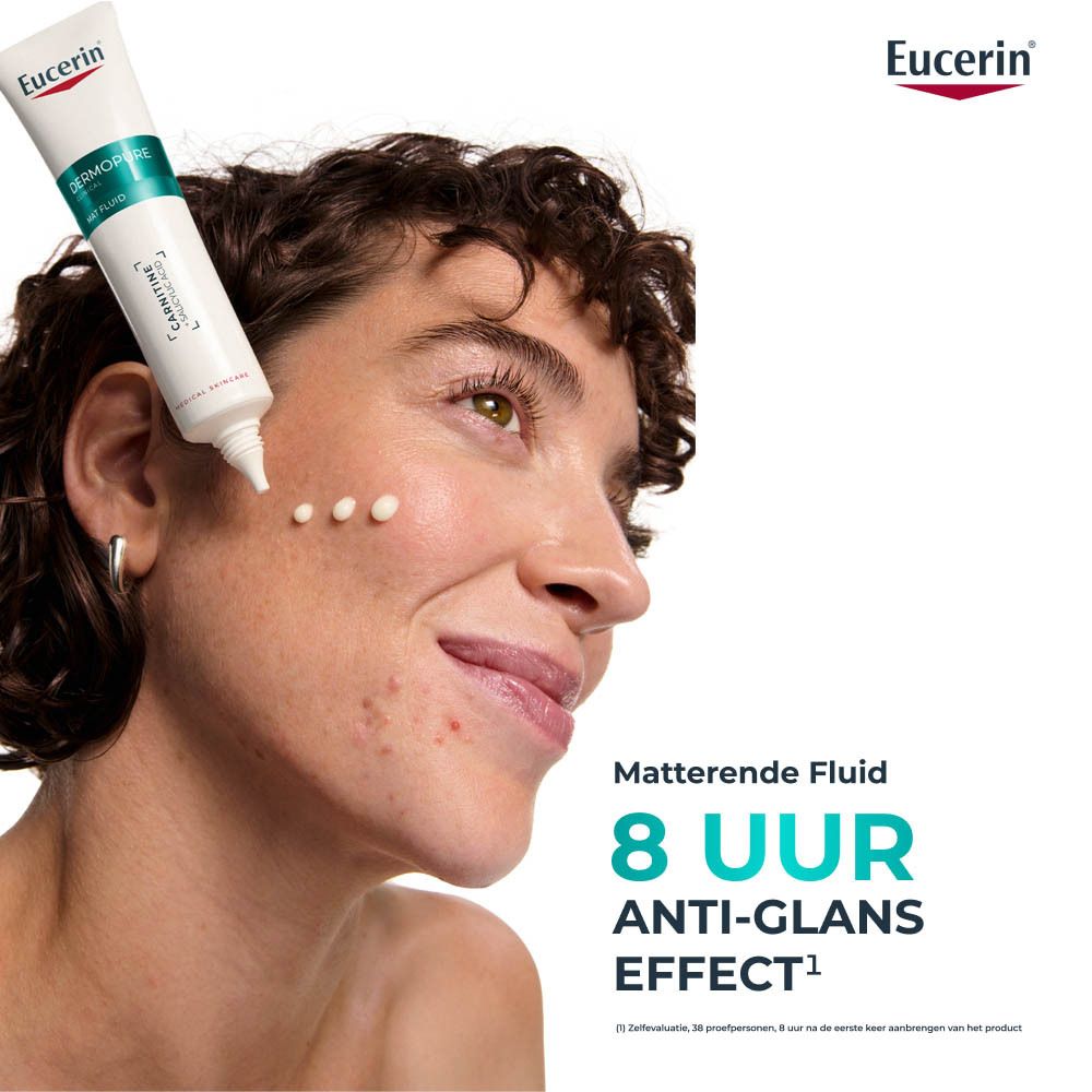 Vrouw met Eucerin Dermopure Clinical Mat Fluid. Product wordt aangebracht.