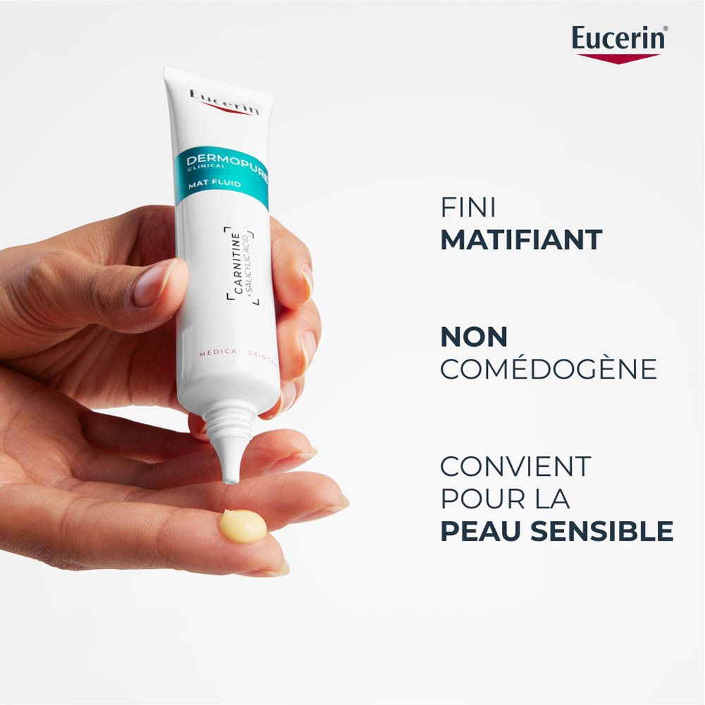 Eucerin Dermopure Clinical Mat Fluid. Produit tenu à la main.