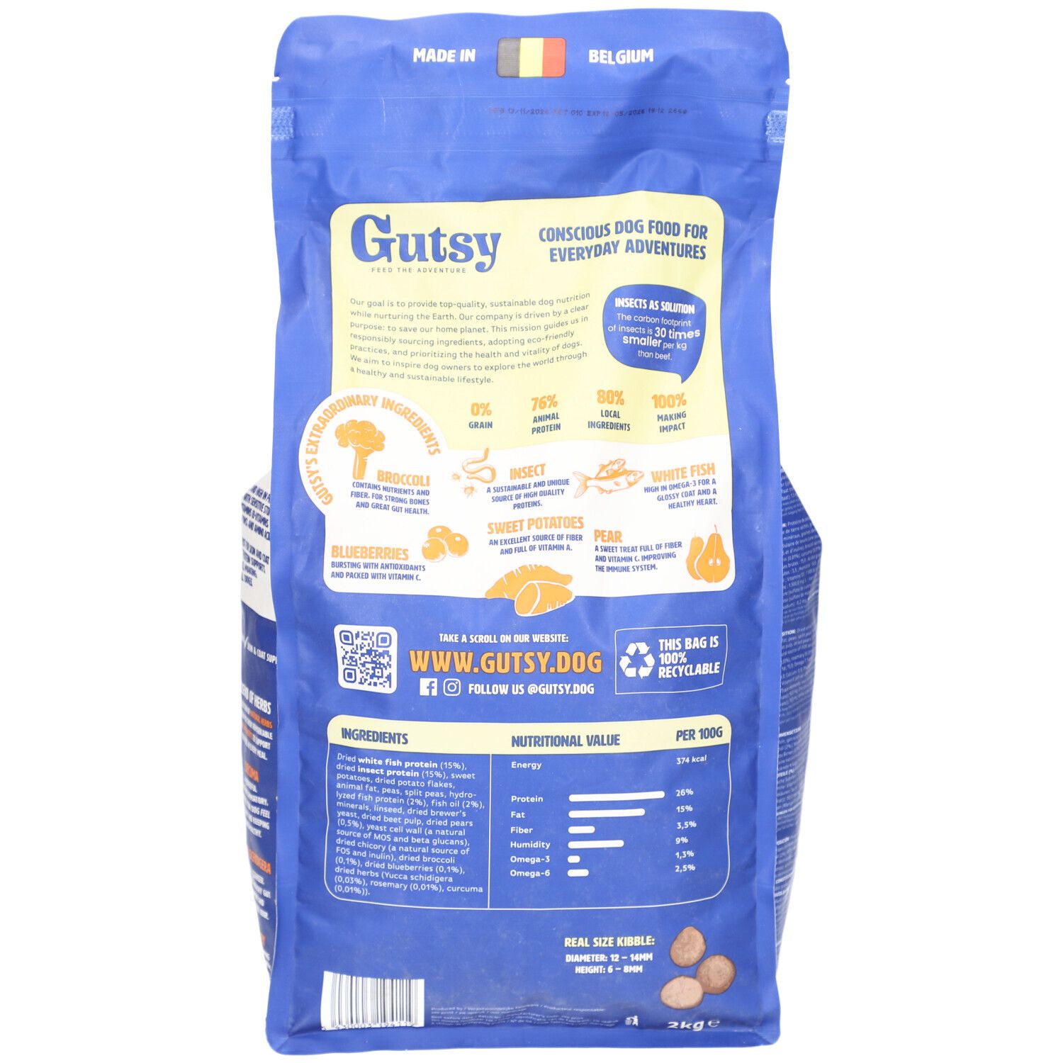 Dos du sac bleu "Gutsy". Texte : "Conscious dog food for everyday adventures". Ingrédients, valeurs nutritionnelles, QR code.