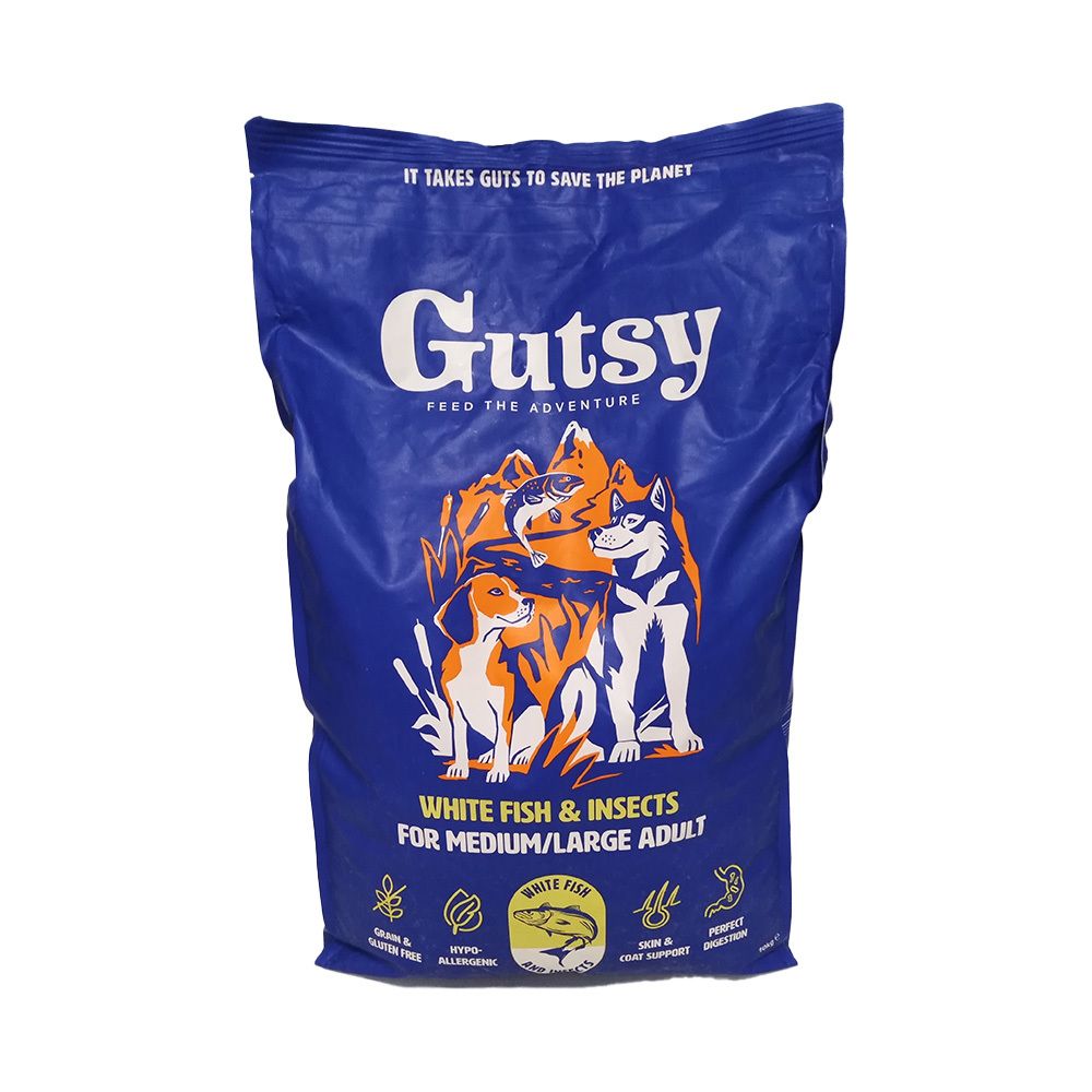 Blauwe zak met Gutsy logo en afbeelding van honden en vis. Tekst: White Fish & Insects for Medium/Large Adult. Hypoallergeen.