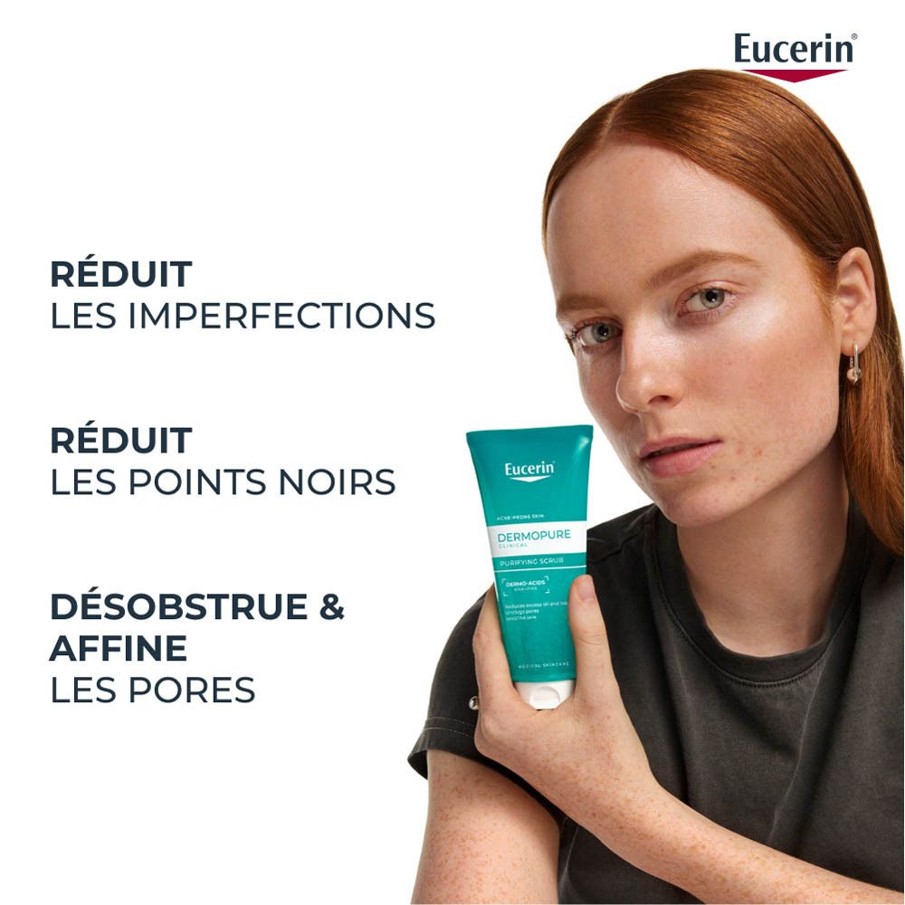 Femme tenant un tube Eucerin DERMOPURE CLINICAL. Texte: Réduit les imperfections, points noirs, affine les pores.