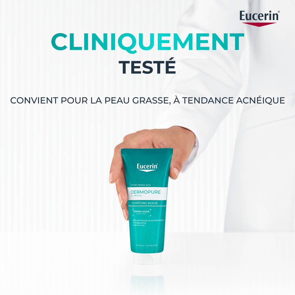 Médecin tenant un tube Eucerin DERMOPURE CLINICAL. Texte: Testé dermatologiquement, pour peau grasse.