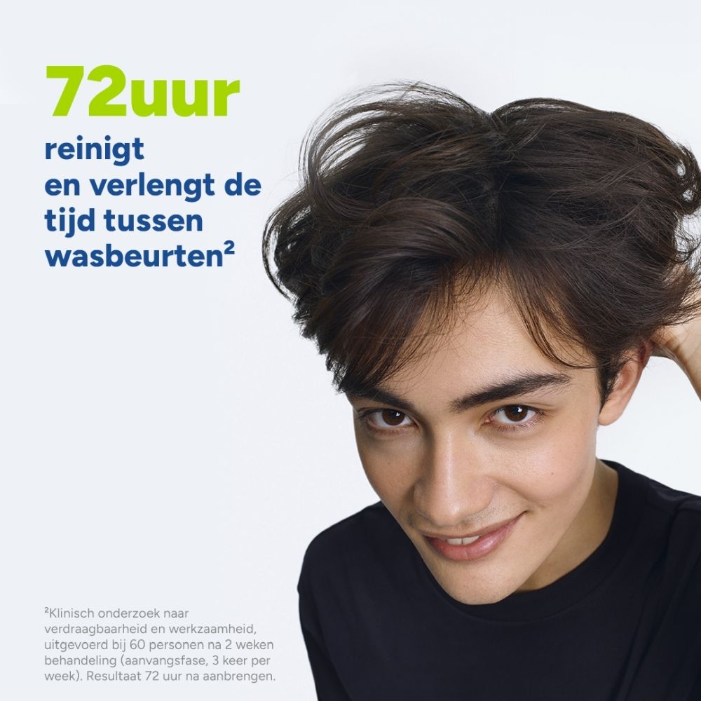 Jonge man met vol haar behandeld met droogshampoo die 72 uur reinigt en de tijd tussen wasbeurten verlengt.