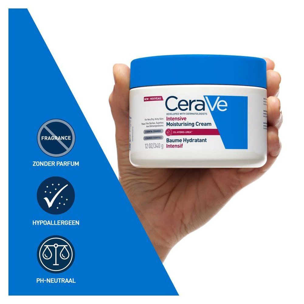 Hand houdt CeraVe pot vast. Opschrift: CeraVe Intensive Moisturising Cream. Zonder parfum, hypoallergeen, pH-neutraal.