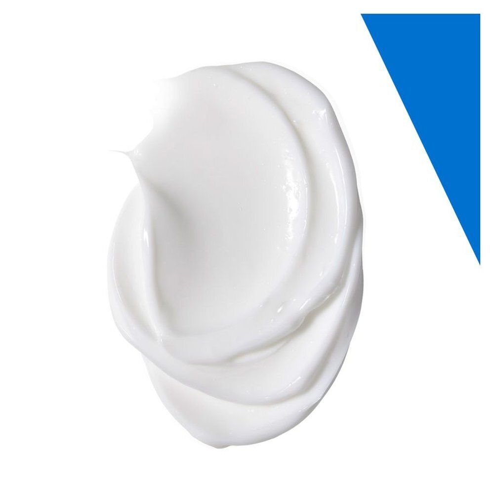 Gros plan de crème blanche. Fond bleu.