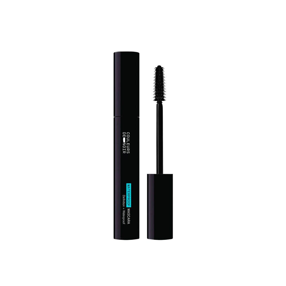 Tube de mascara noir avec brosse. Inscription: COULEURS DE NOIR, WATERPROOF MASCARA.