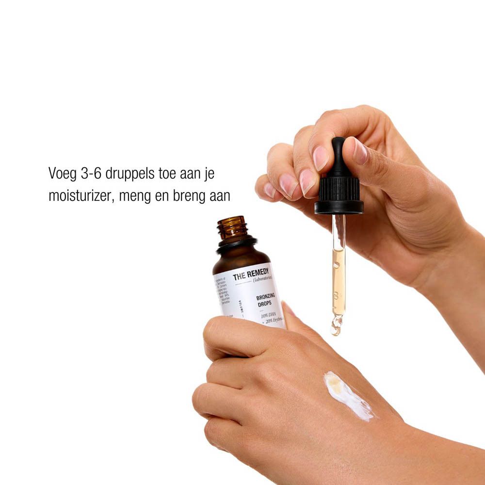 Handen houden fles en druppelaar. Crème gemengd met druppels. Tekst: 3-6 druppels toevoegen aan crème.