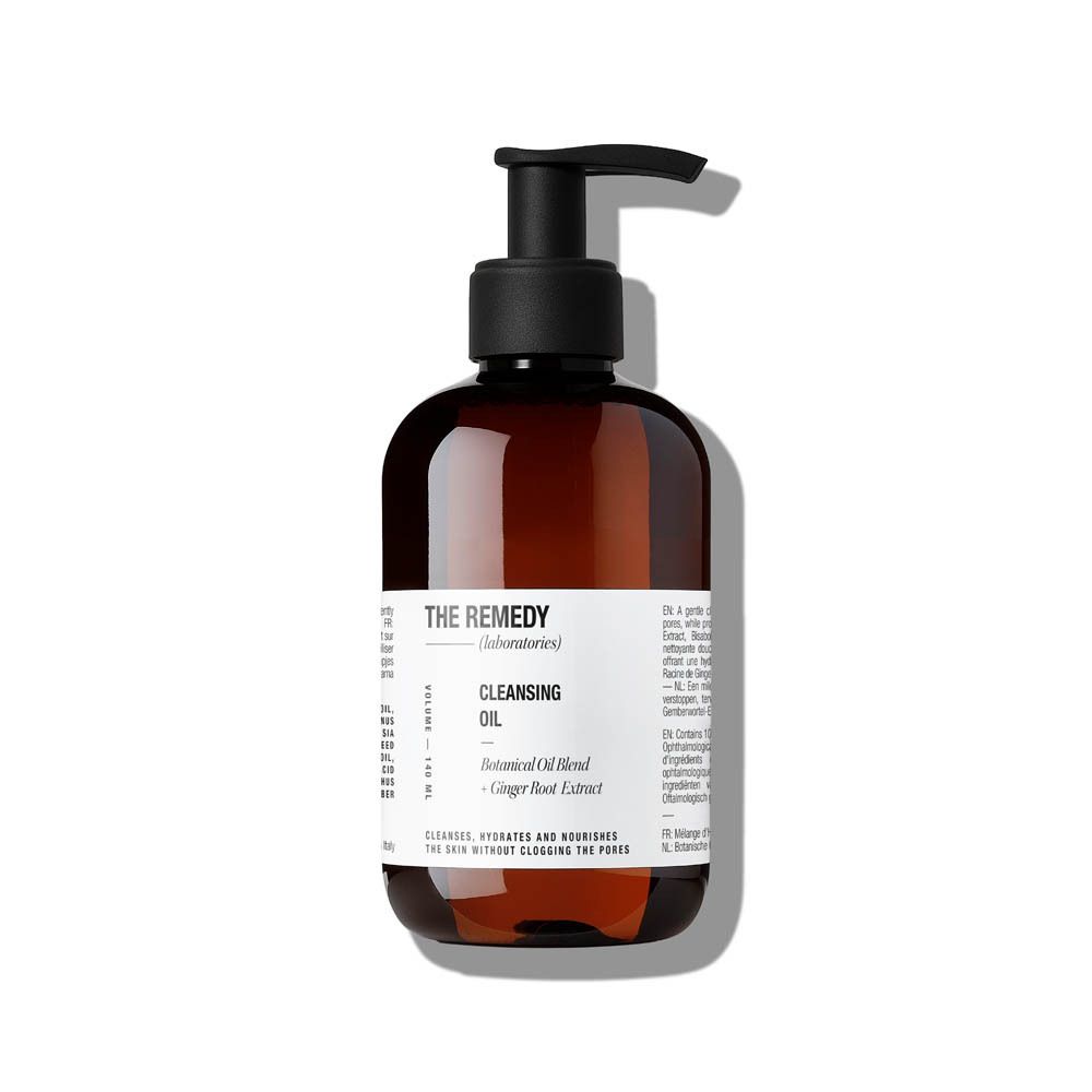 Bruine fles met zwarte pomp. Opschrift: THE REMEDY (laboratories) Cleansing Oil. Botanische oliemix, gemberwortelextract.