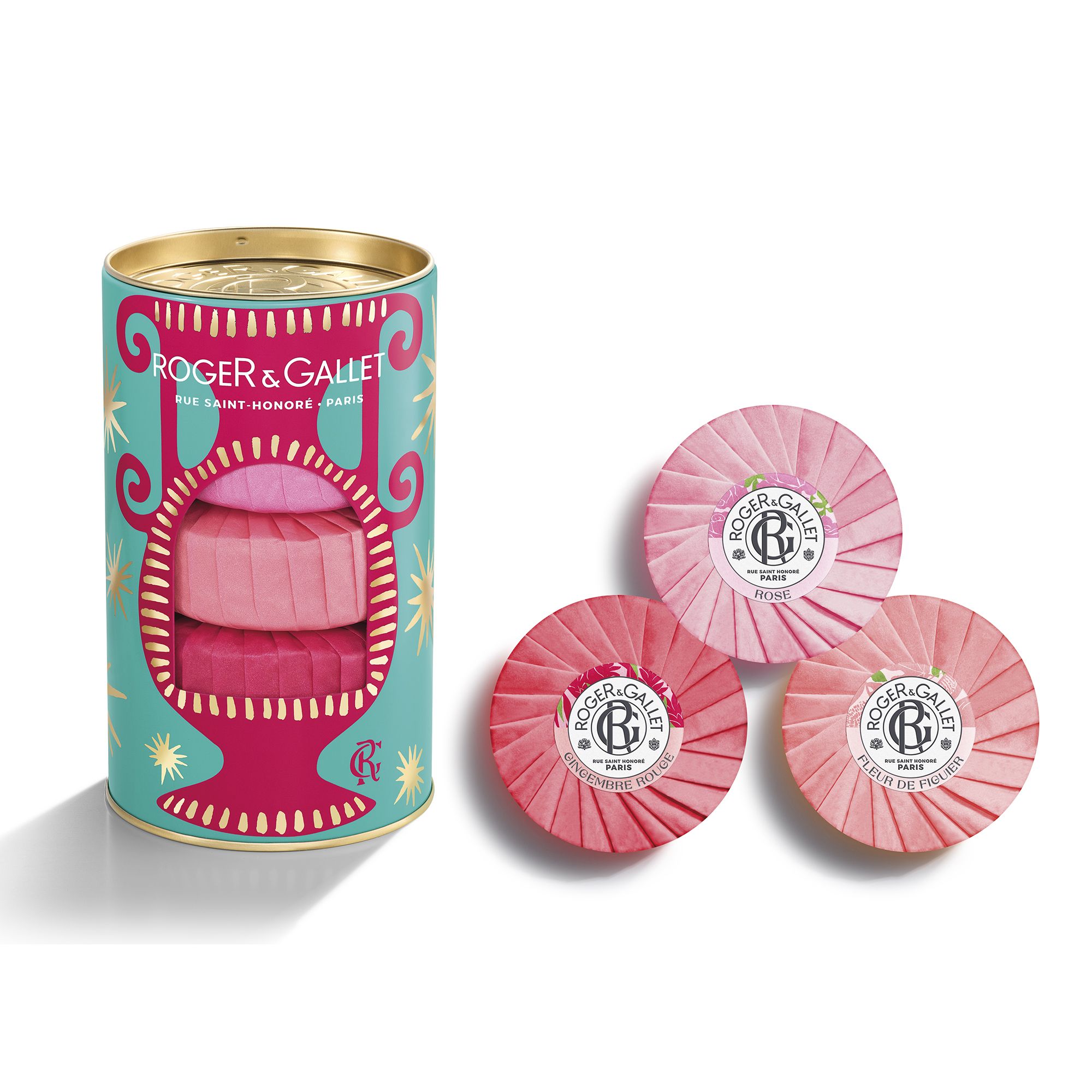 Trois savons ronds emballés. Logo Roger & Gallet. Boîte avec savons à côté.