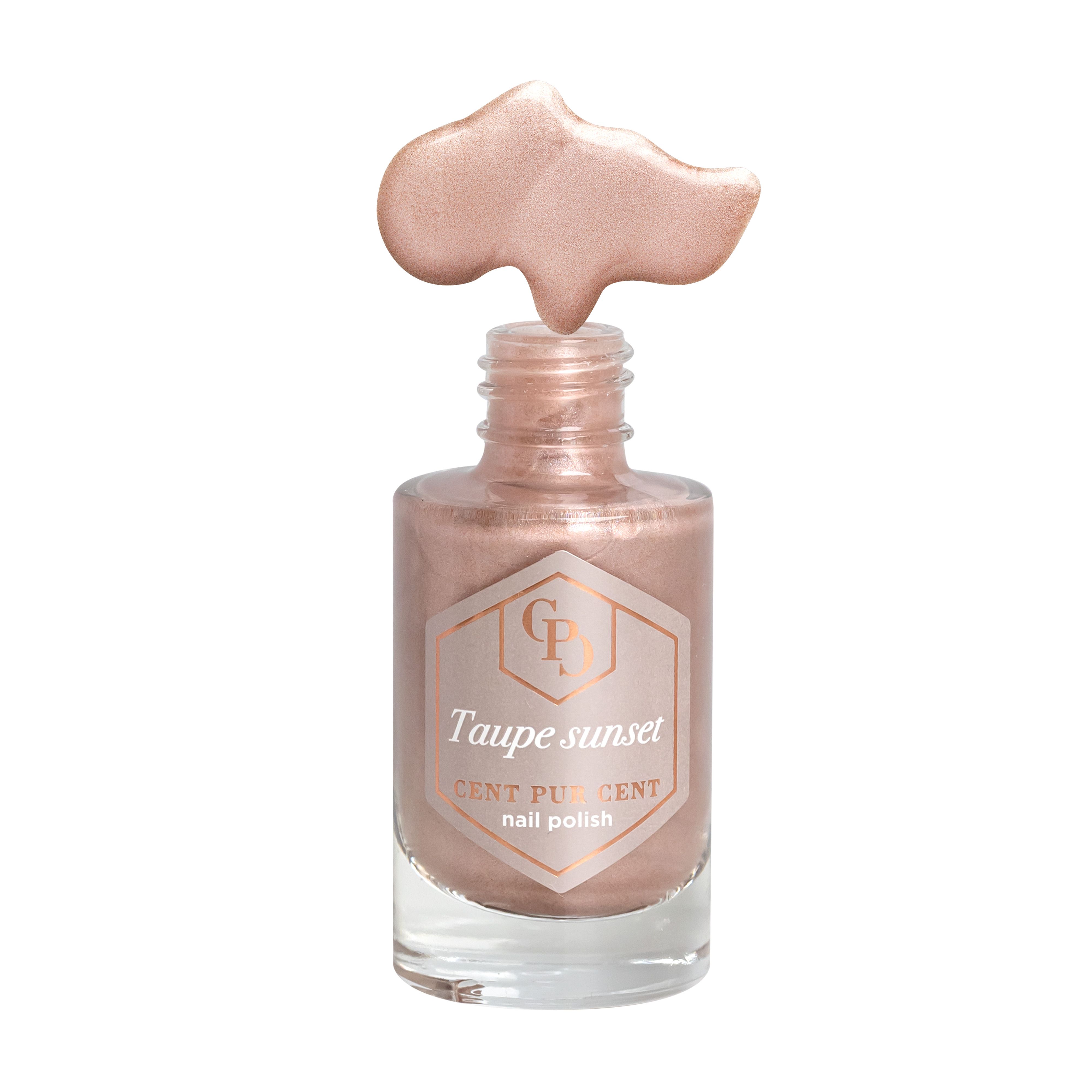 Nagellakflesje met roze-bruine kleur, dop open. Opschrift: Taupe sunset, Cent Pur Cent nail polish.