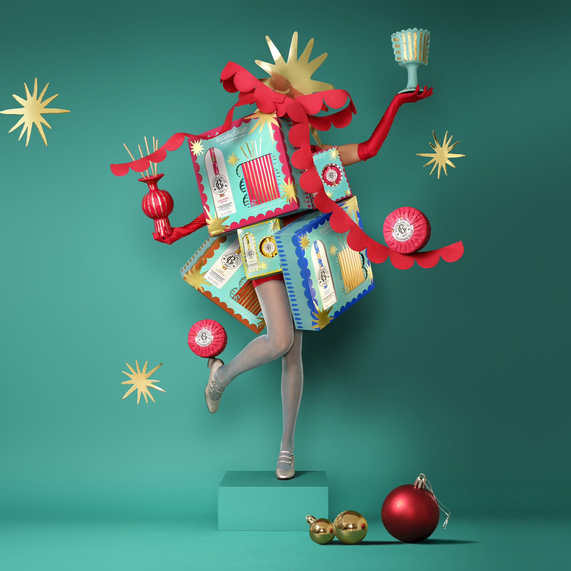 Creatieve weergave. Persoon met geschenkdozen als jurk. Turquoise, rood, gouden elementen. Decoraties.