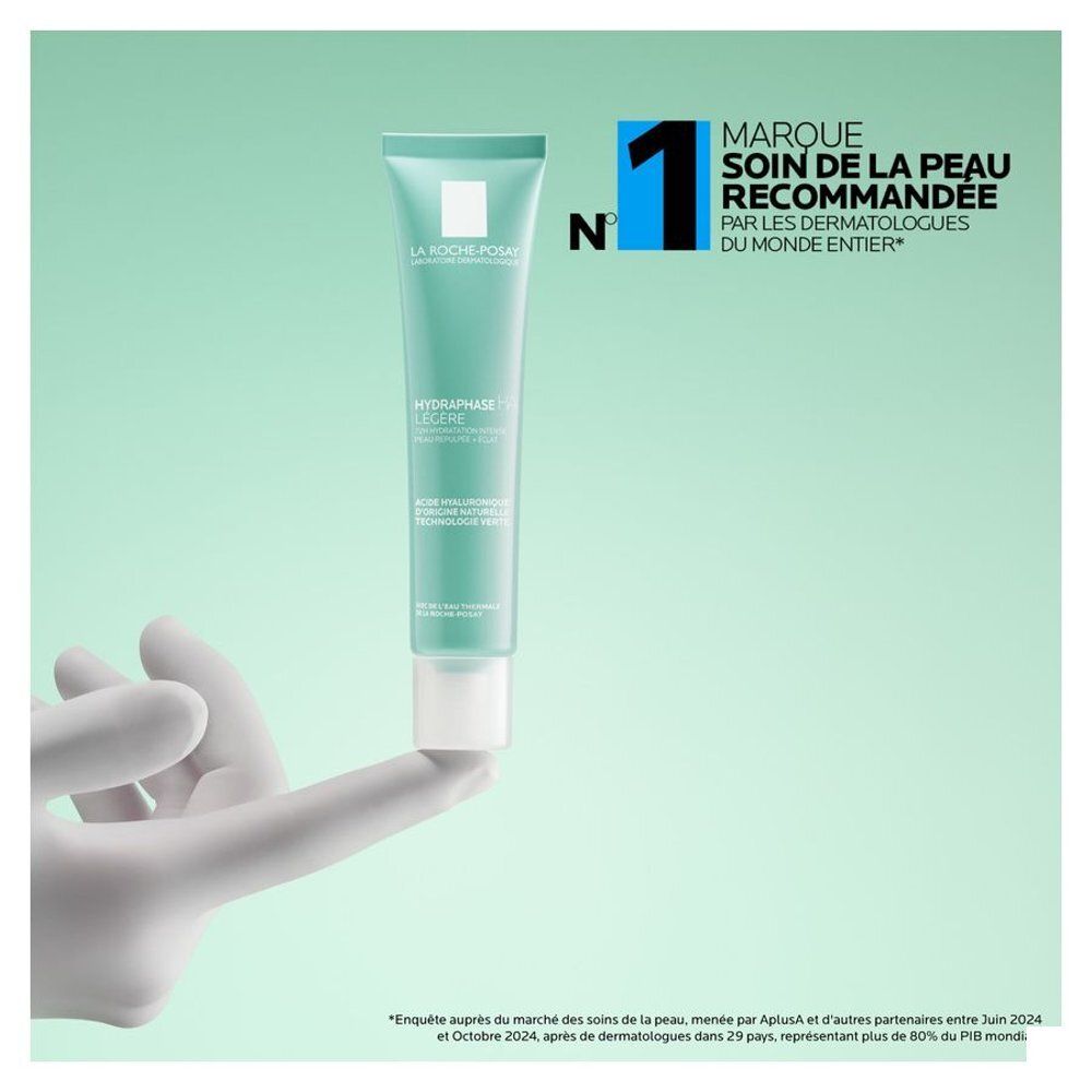 Produit dans la main. Tube turquoise. Inscription: La Roche-Posay, Hydraphase Légère.