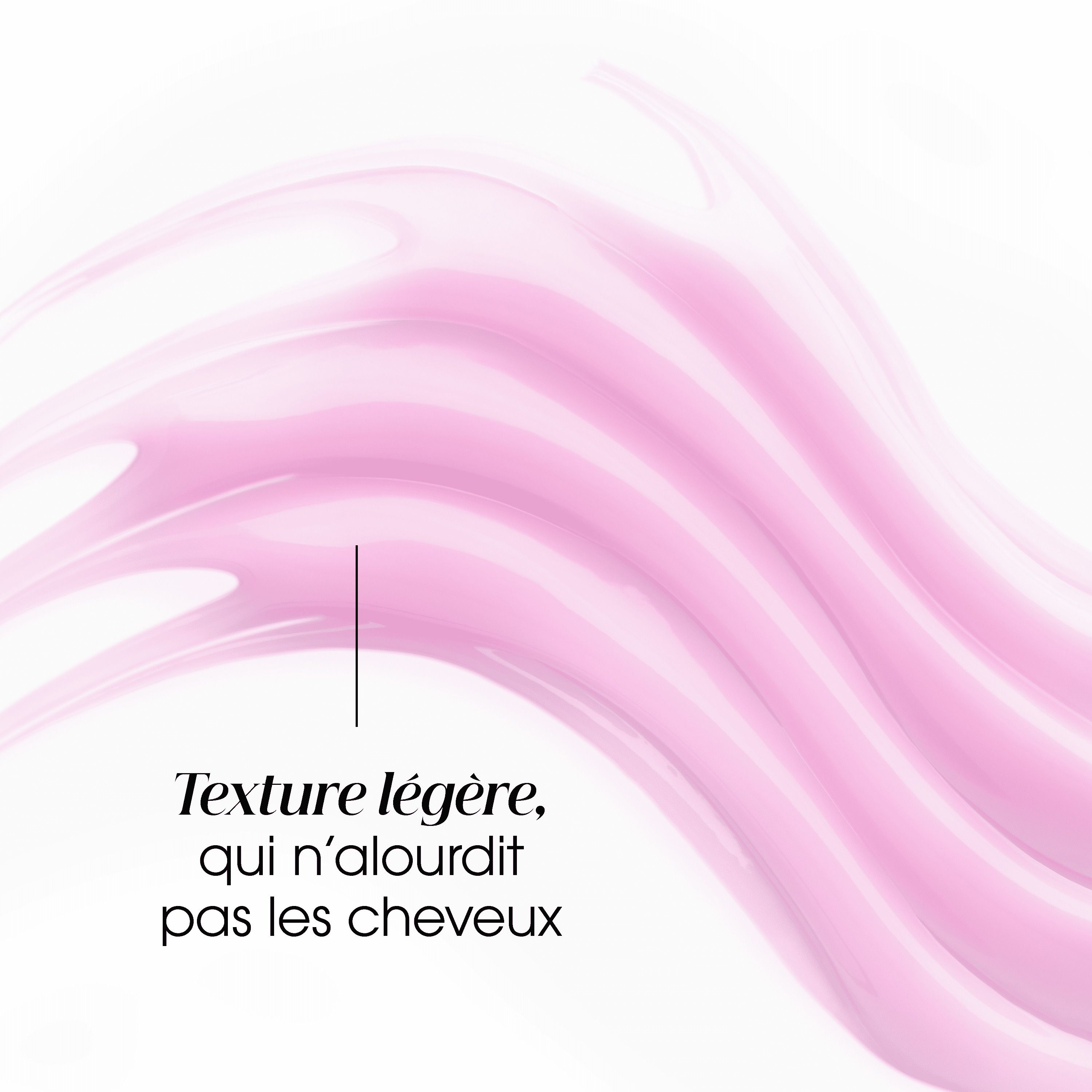 Liquide rose. Texte: Texture légère, qui n'alourdit pas les cheveux.