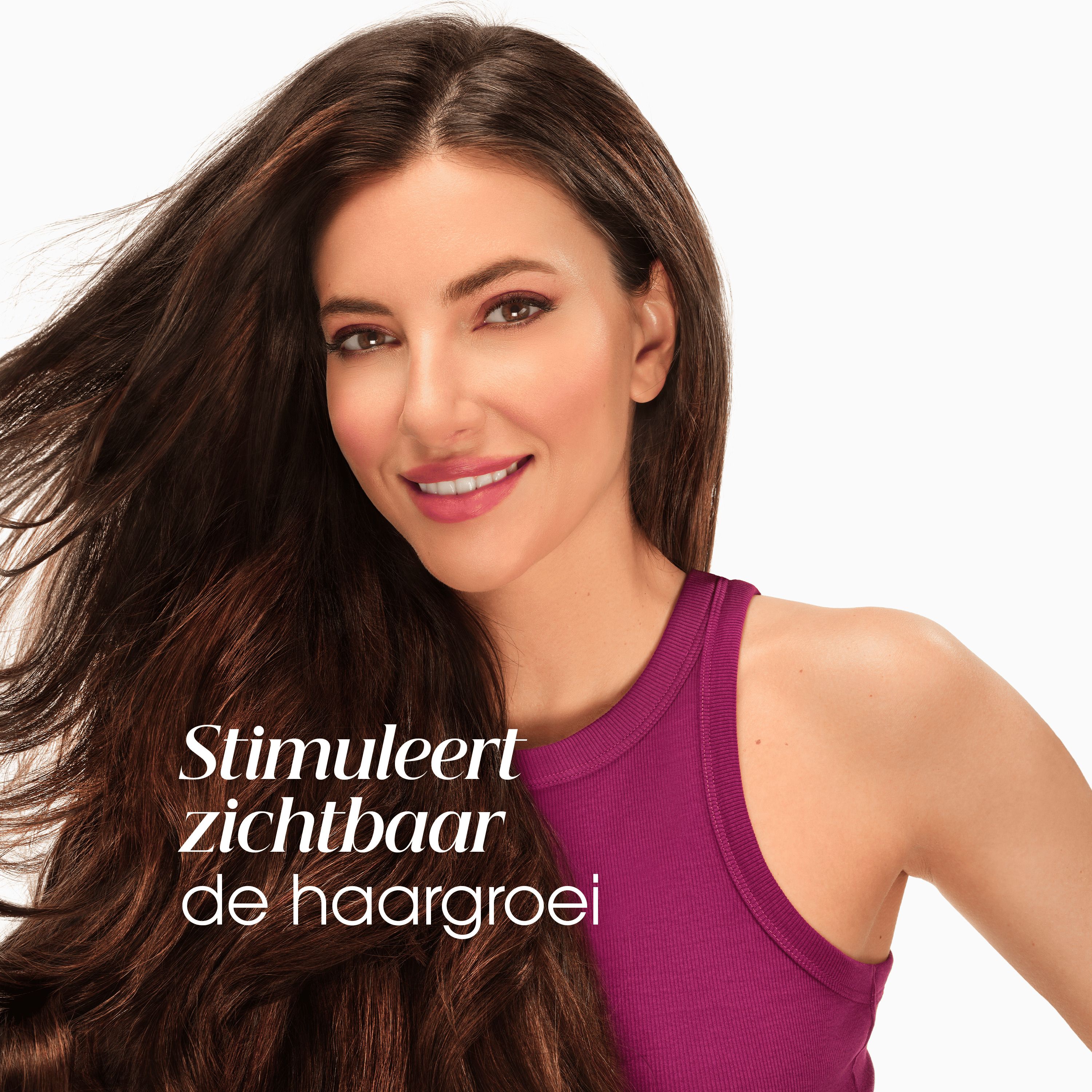 Vrouw met bruin haar. Tekst: Stimuleert zichtbaar de haargroei.