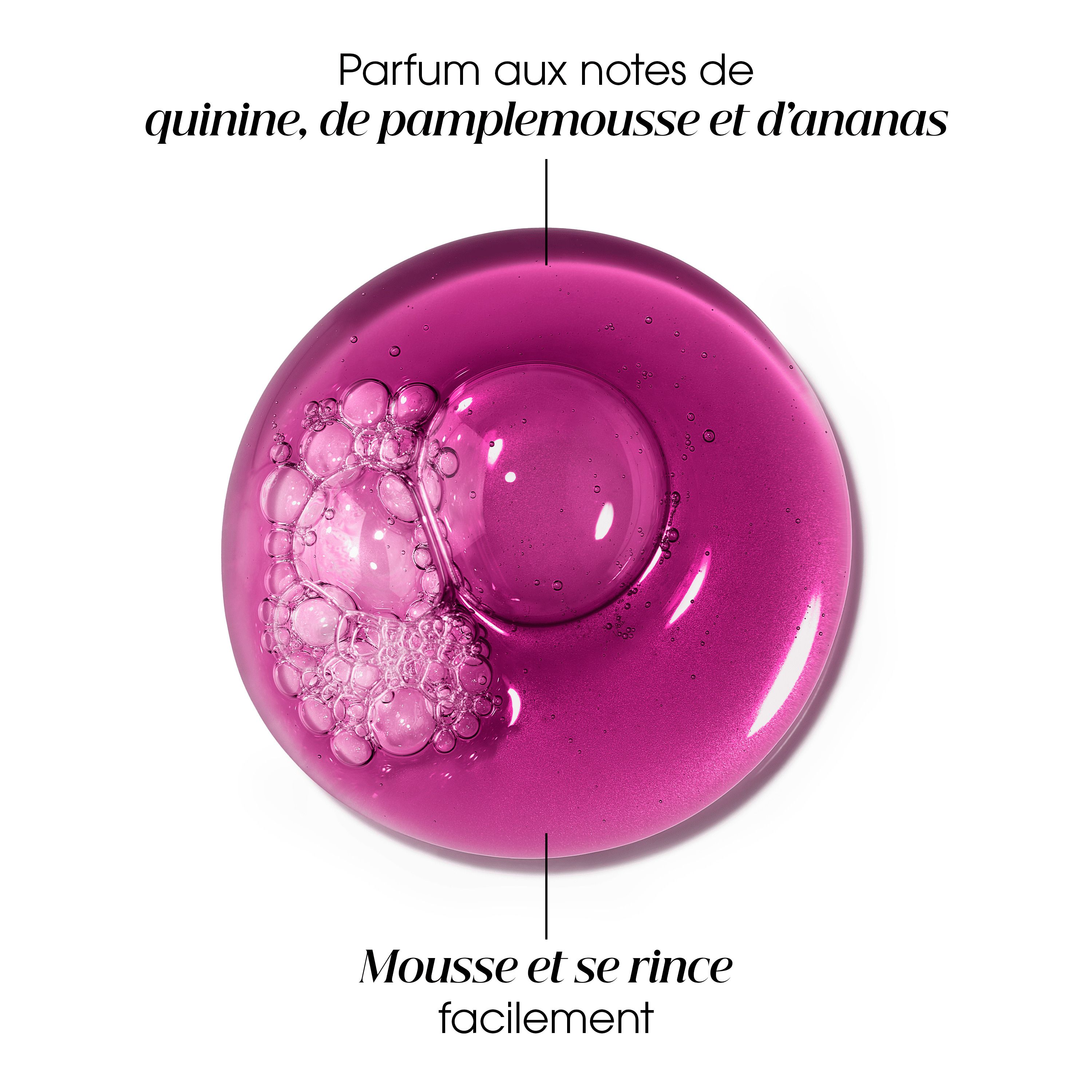 Gros plan gel shampooing rose avec bulles. Texte: Parfum aux notes de quinine, pamplemousse et ananas.