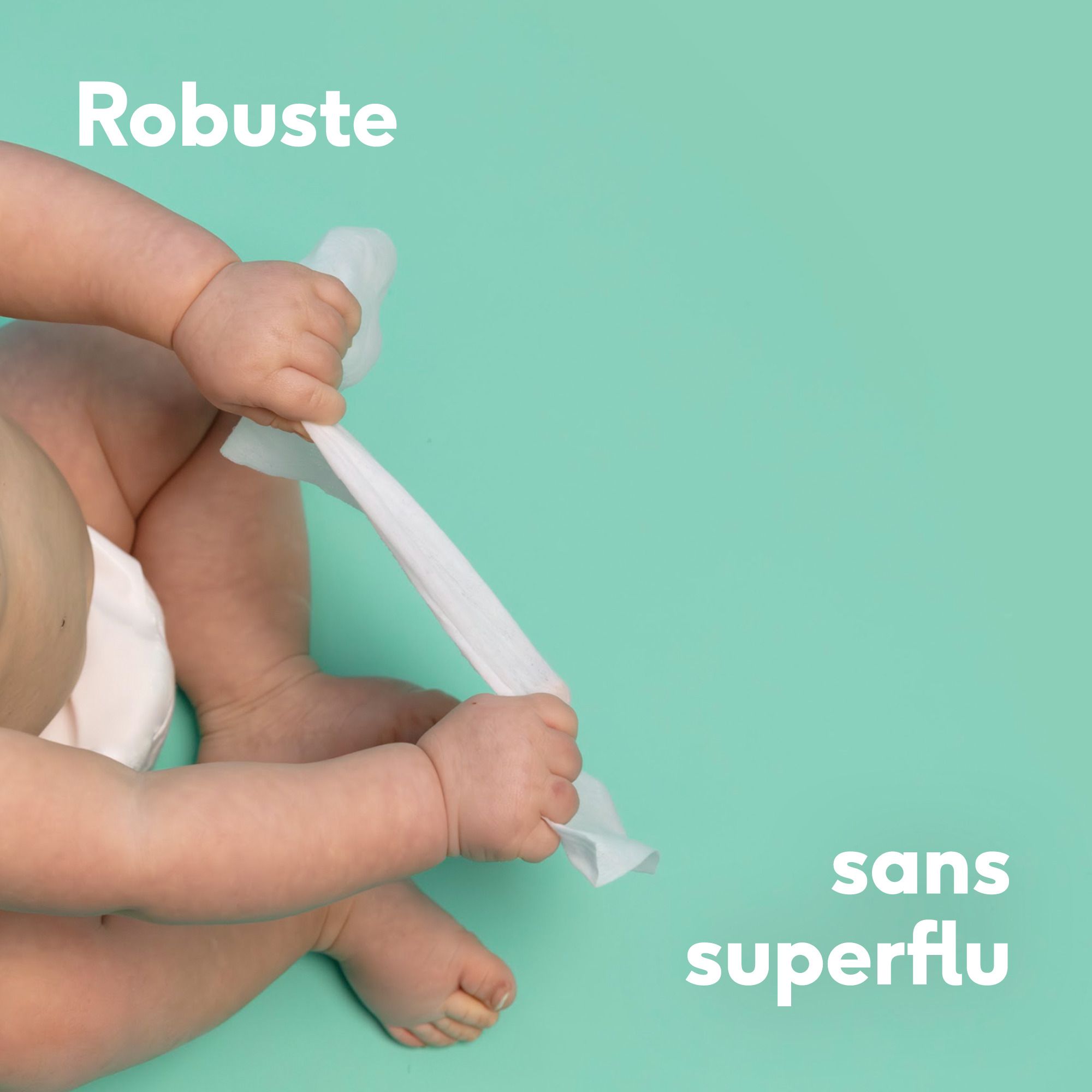 Mains de bébé tirant sur une lingette. Texte : Robuste, sans superflu.