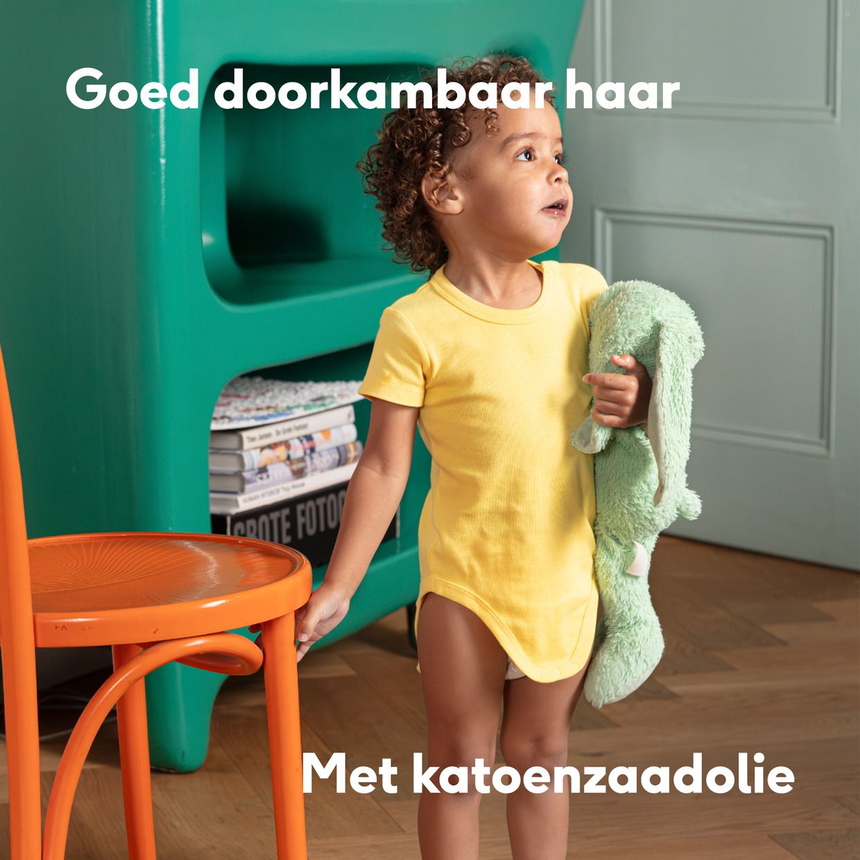 Witte fles met verstuiver. Opschrift: Naïf Hair Lotion. Voor baby's en kinderen. 0% microplastics.