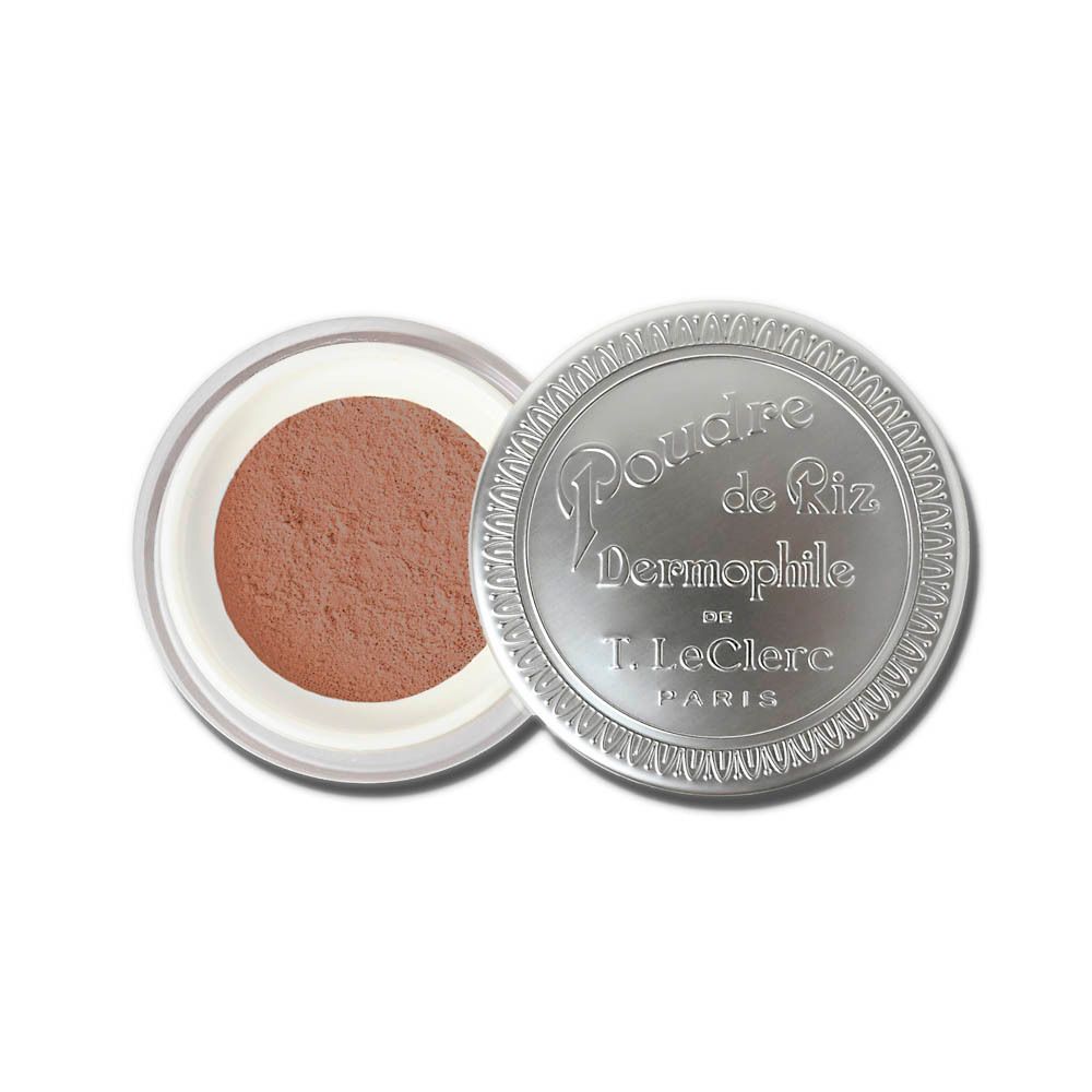 Pot rond argenté avec poudre brune. Produit: Poudre de Riz Dermophile. Marque: T. LeClerc Paris.