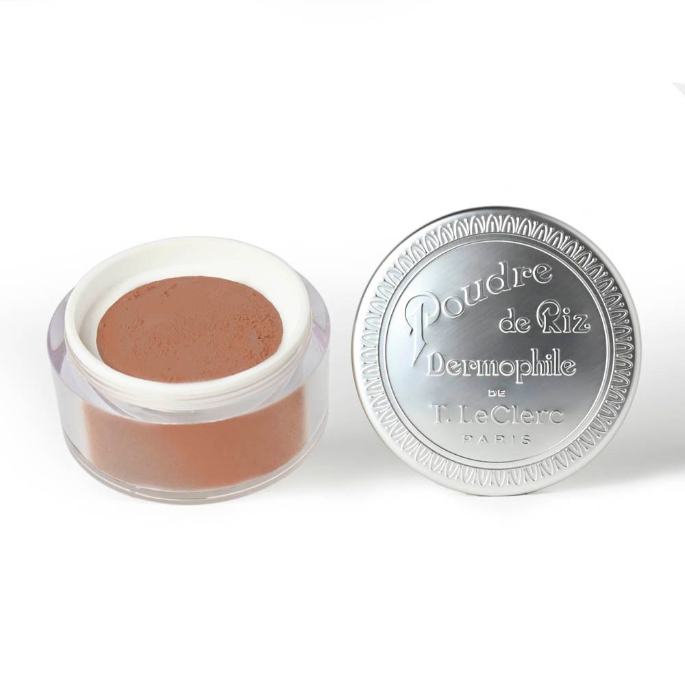 Ronde zilverkleurige pot met bruin poeder. Product: Poudre de Riz Dermophile. Merk: T. LeClerc Paris.