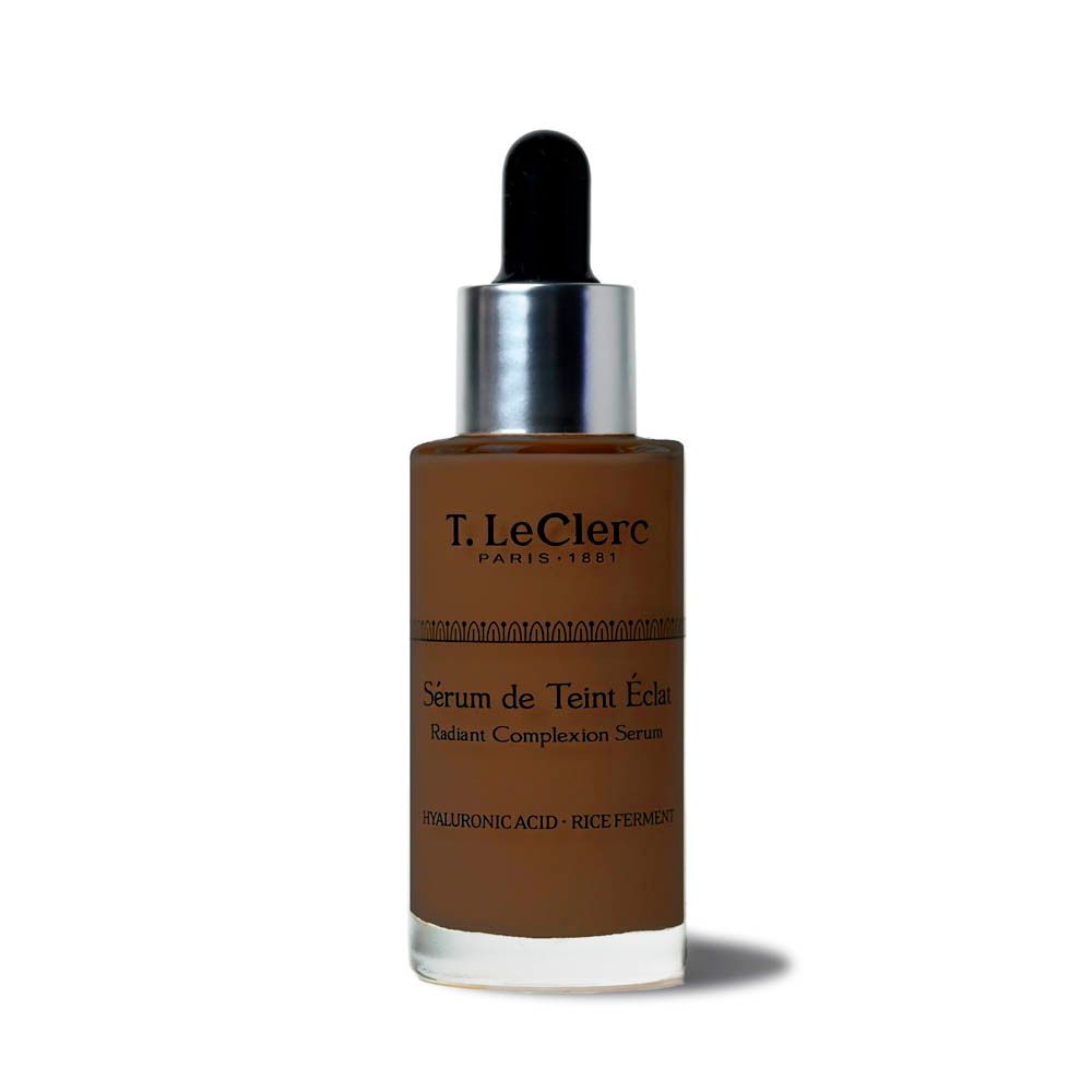 Bruine serumfles met zilveren dop en zwarte pipet. Opschrift: T. LeClerc, Sérum de Teint Éclat, Radiant Complexion Serum.