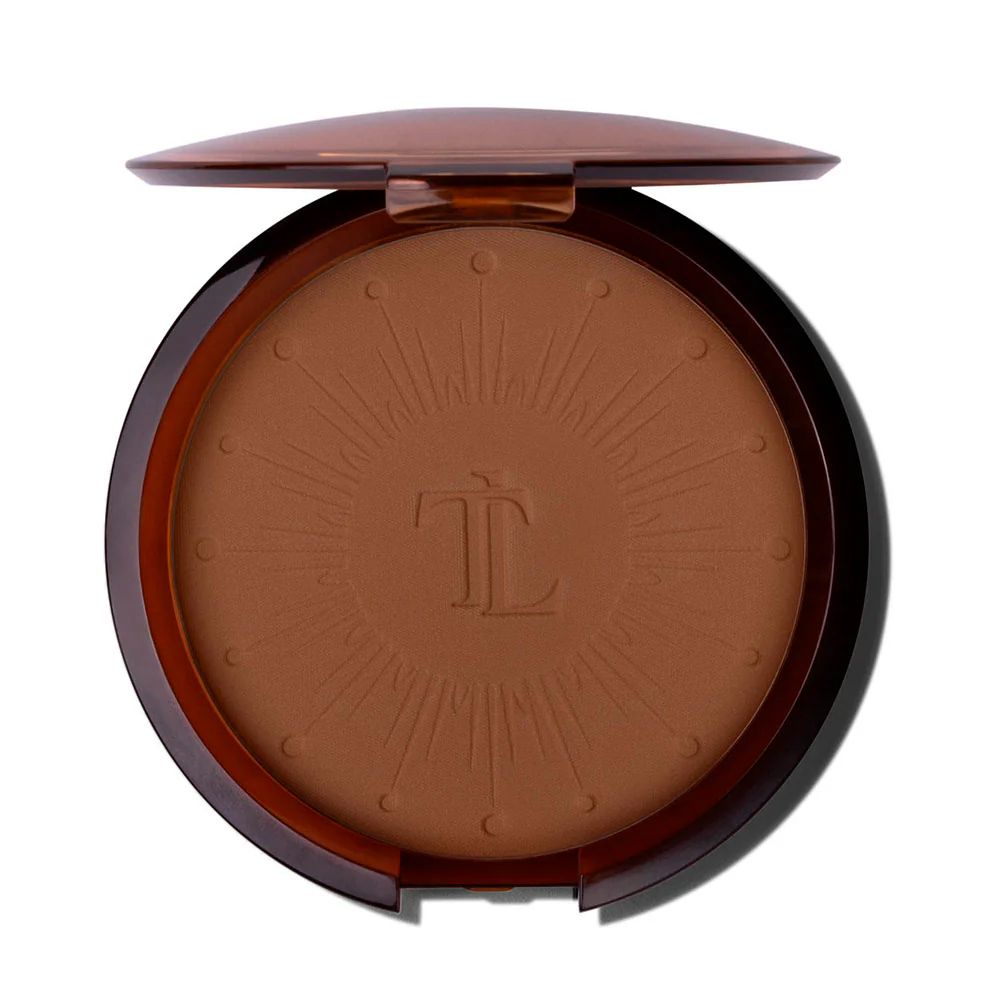 Ronde compacte bronzer in bruine verpakking. Binnenkant met logo en patroon. Deksel open.