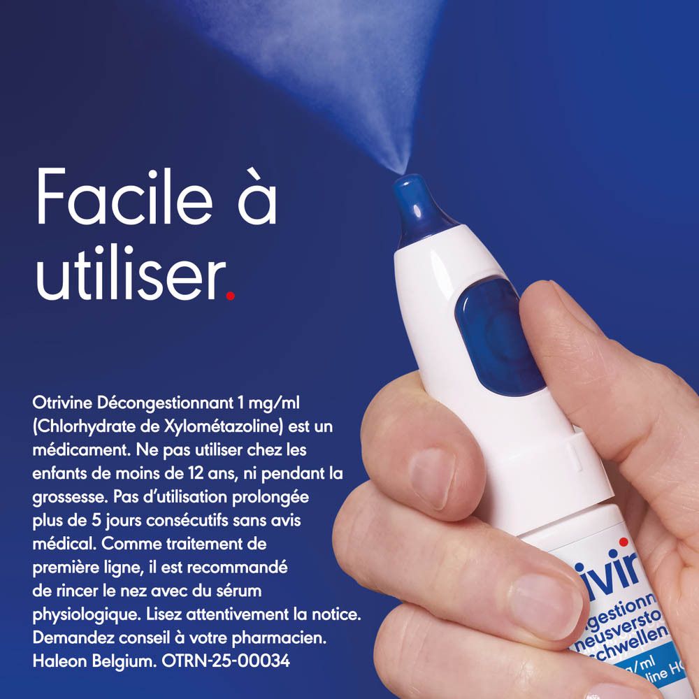 Main tenant un spray nasal. Texte : Facile à utiliser.