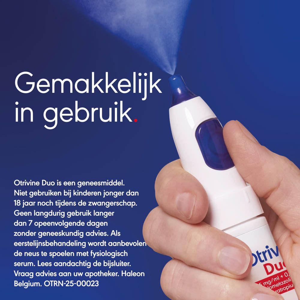 Hand houdt neusspray vast. Tekst: Gemakkelijk in gebruik. Productinfo.
