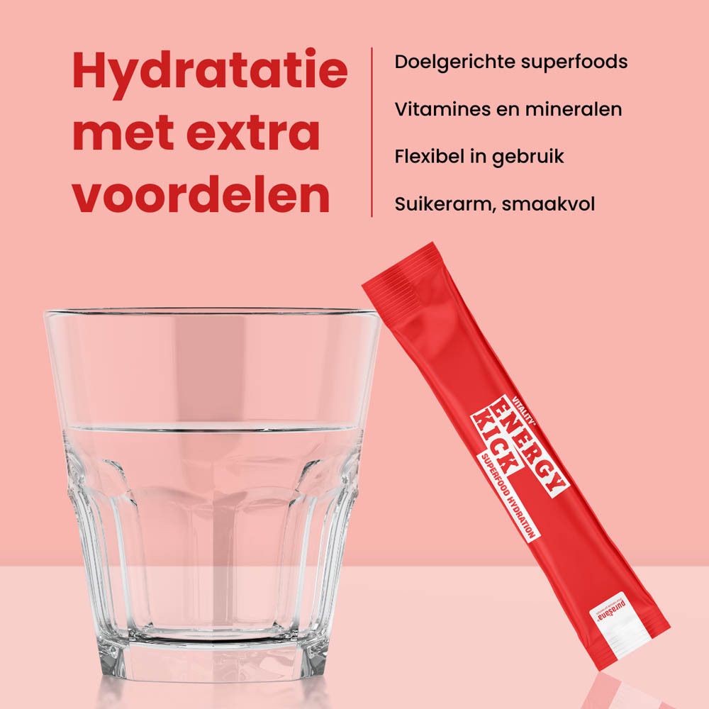 Rode doos met product. Opschrift: Energy Kick, Superfood Hydration. Zakje poeder. Aardbeien.