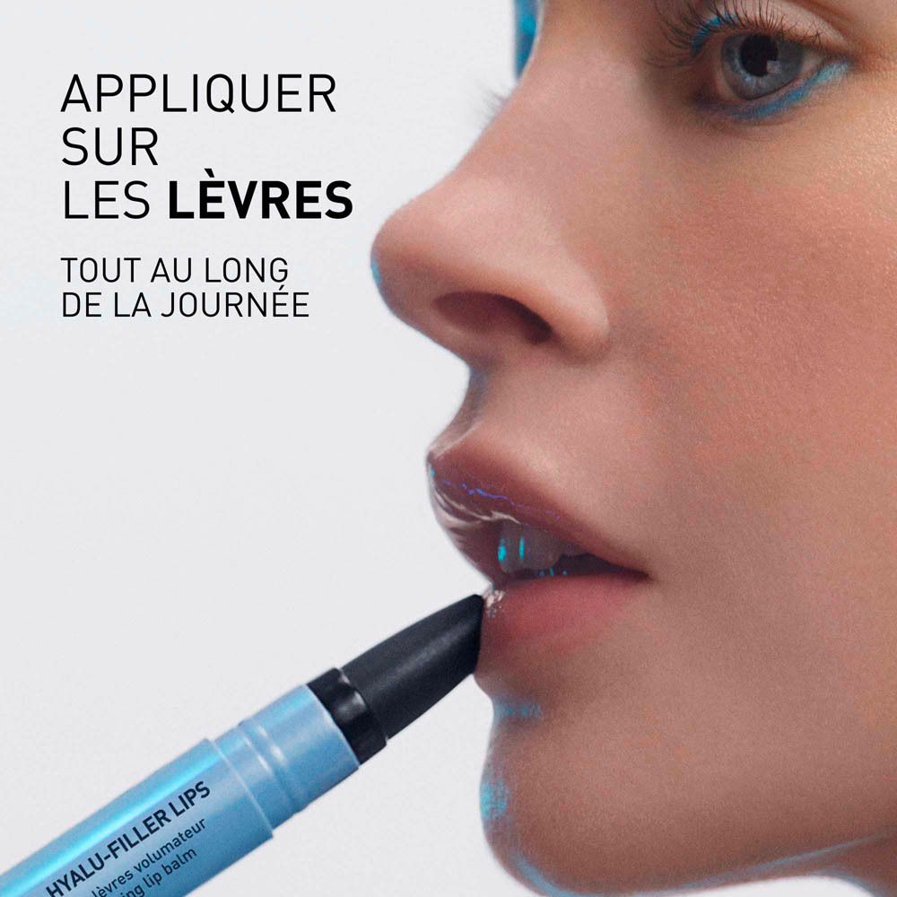 Application sur les lèvres. Filorga Hyalu-Filler Lips. Tube bleu. Texte. Femme appliquant le produit.