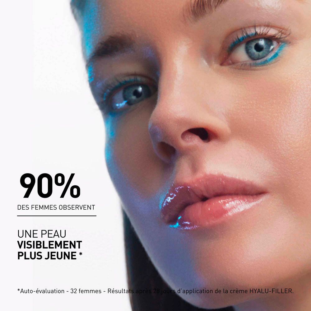 Visage de femme avec lèvres brillantes. Texte : 90% DES FEMMES OBSERVANT UNE PEAU VISIBLEMENT PLUS JEUNE.