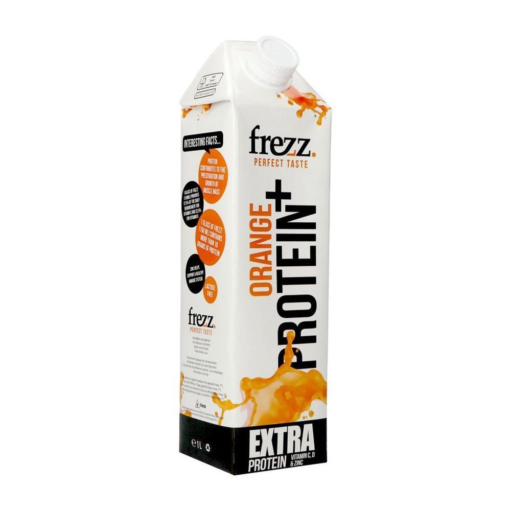 Drankverpakking met Frezz Orange Protein+. Bevat vitamine C, D en zink. Achterkant met tekst en illustraties. 1 liter.