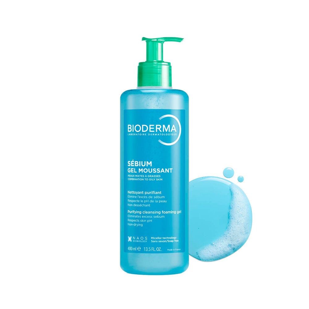 Flacon bleu transparent avec bouchon pompe vert et mousse à côté. Inscription: Bioderma Sébium Gel Moussant. Gel moussant nettoyant.