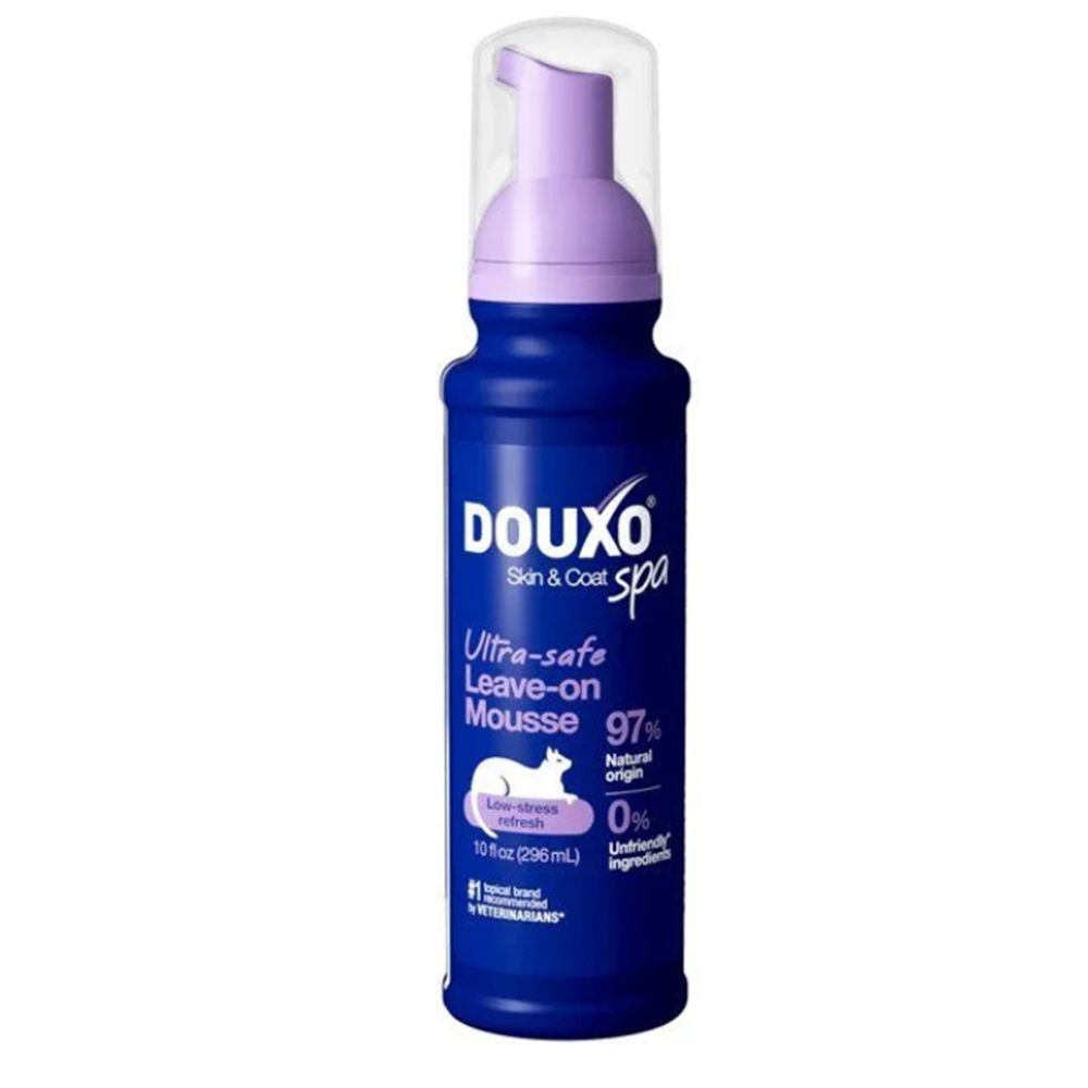 Fles Douxo Spa Ultra-safe Leave-on Mousse met pompdispenser.