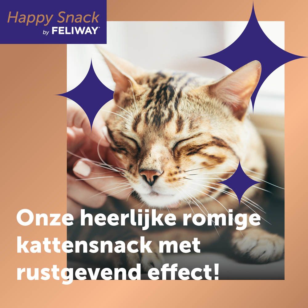 Kat wordt geaaid. Tekst: Onze heerlijke romige kattensnack met rustgevend effect!
