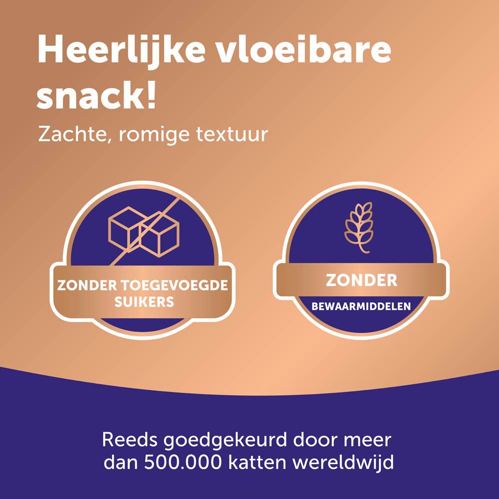 Gebruik van Happy Snack. Kat eet uit een bakje, direct uit de stick.