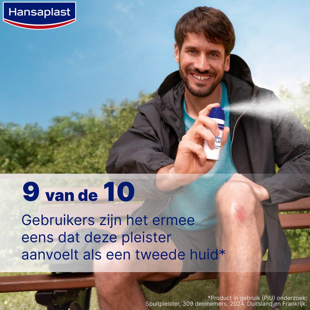 Man spuit Hansaplast Spray Plaster op knie. Product en persoon.
