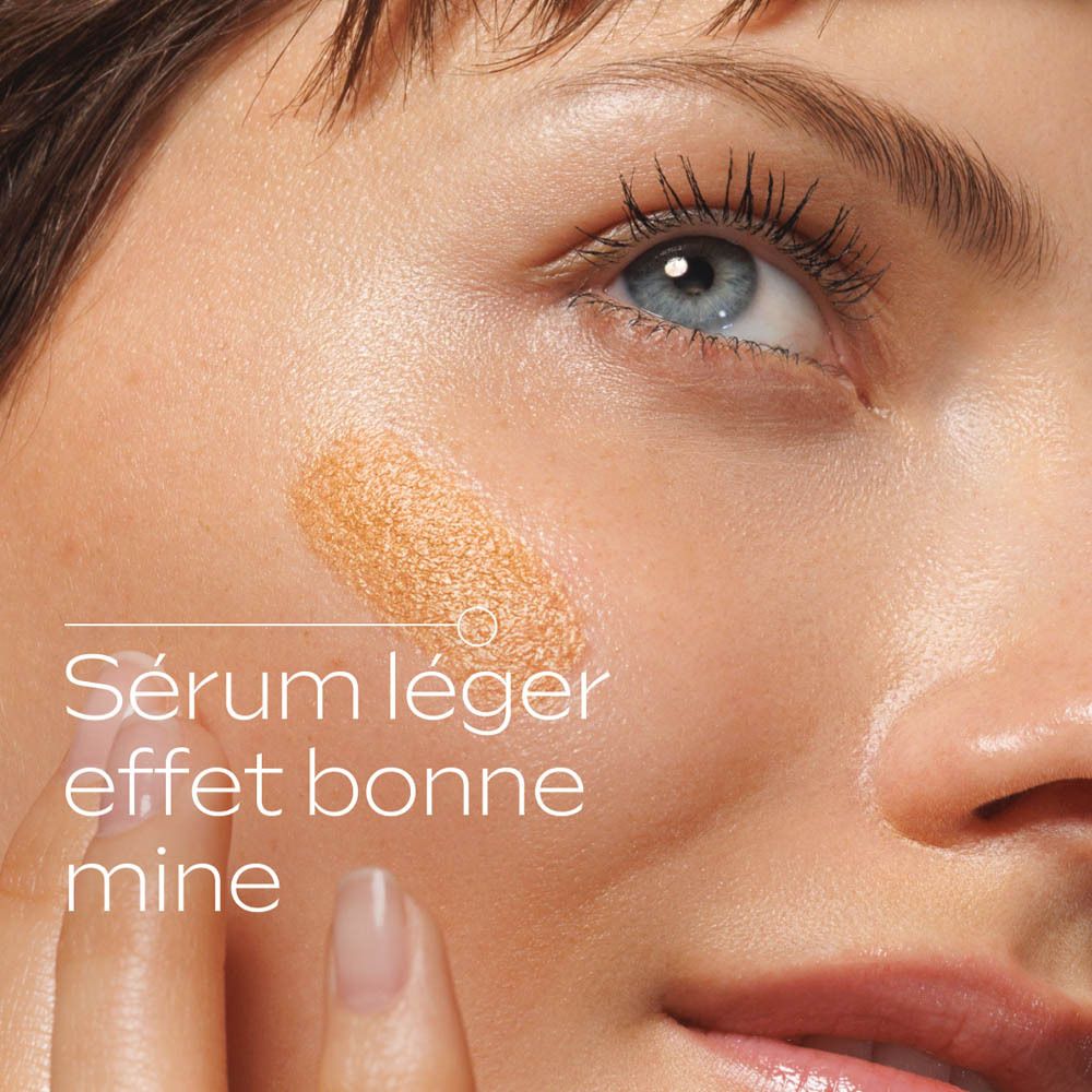 Gros plan : femme avec Weleda Sunkissed Bronzing Serum Drops appliquée. Texte.