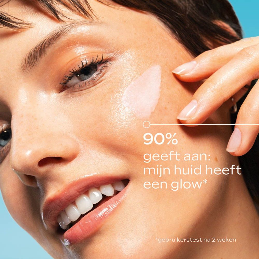 Gezicht van een vrouw. Aangebracht product. Tekst: 90% geeft aan: mijn huid heeft een glow.